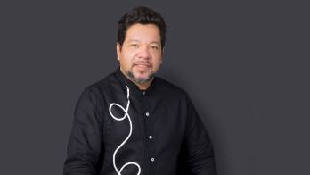 El productor y mentor chitreano Gustavo Correa, recordado por su aporte al desarrollo del modelaje y la industria creativa en Azuero.