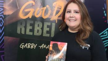 Gabby Araya cumple uno de sus grandes sueños con el lanzamiento de ‘Good Rebels’, su primera novela.