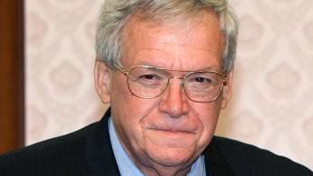 Fotografía de archivo del 24 de junio de 2009 del expresidente republicano de la Cámara de Representantes de Estados Unidos, Dennis Hastert, posando durante una visita en Seúl. EFE/Yonhap ARCHIVO