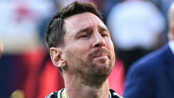 Lionel Messi abandona el campo tras disputar su último partido en un Mundial.