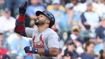 Leonardo Bernal celebra su jonrón con los Cardenales de San Luis.