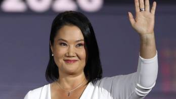 La candidata a la Presidencia de Perú por el partido Fuerza Popular, Keiko Fujimori, saludando durante un debate presidencial en Lima (Perú).