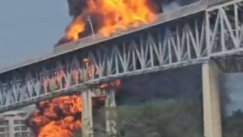 Densa columna de humo se eleva tras la explosión de un camión cisterna en La Boca, provocando el cierre del Puente de las Américas y una fuerte movilización de equipos de emergencia.