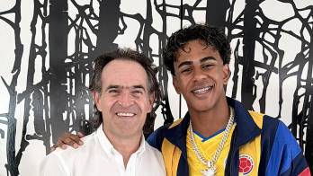 Fotografía publicada en la cuenta de X del alcalde de Medellín, Federico Gutiérrez (i), que lo muestra junto al jugador español Lamine Yamal, en Medellín (Colombia).