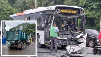 La parte frontal de la unidad de transporte público resultó severamente dañada luego del impacto registrado frente a la estación del ferrocarril.