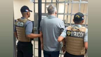 Unidades del servicio nacional de migración (SNM) mantienen aprehendido a ciudadano estadounidense