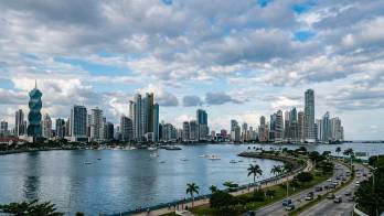 Se espera cielo parcialmente nublado a despejado, y brisa a lo largo del día.