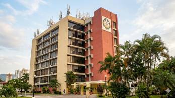 Edificio donde operan las altas autoridades universitarias.