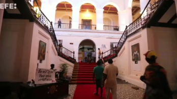 Manifestantes se tomaron el palacio presidencial en Colombo, Sri Lanka en señal de protesta.