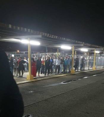Manifestantes en la estación policial de Ancón.