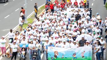 La caminata se realizó ayer en la Cinta Costera.