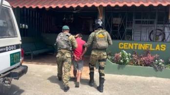 El imputado fue capturado en Guabito y posteriormente puesto a órdenes del Ministerio Público para enfrentar el proceso judicial.