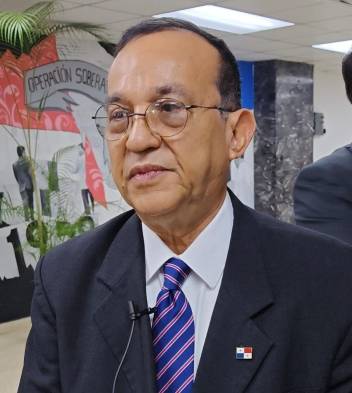 El rector de la Universidad de Panamá, Eduardo Flores.