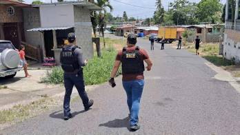 Informes preliminares indican que la víctima se encontraba en el portal de su residencia.
