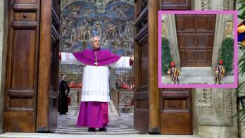 El maestro de Celebraciones Litúrgicas, Diego Ravelli, cierra las puertas de la Capilla Sixtina.