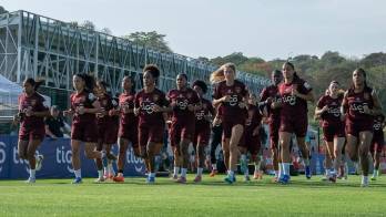 Las chicas entrenando el nuevo centro de entrenamientos.