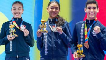 Natalia Pérez, Isabel Mendoza e Ian David Mata celebran en el podio con sus medallas.