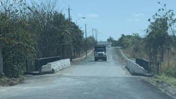 ¡Ojo! Paso de camiones está dañando el puente