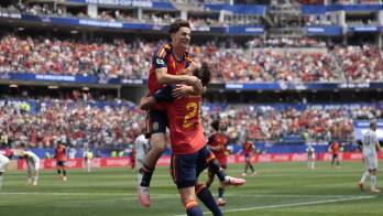 Mikel Oyarzabal celebra su anotación.