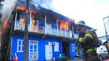 [Video] Alarma en Calidonia por incendio en estructura antigua