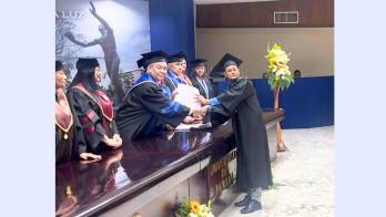 Tiene una discapacidad motora producto de parálisis cerebral que afecta el lado izquierdo de su cuerpo.