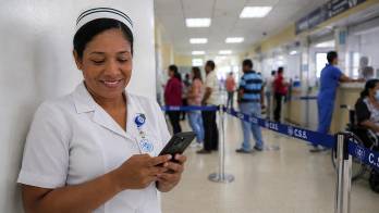 Incluso en medio de su jornada laboral, el personal de atención médica sí podrá usar sus celulares