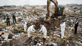 La policía excavó más de 4.000 yardas cúbicas de desechos de vertedero bajo un calor extremo para recuperar los restos. Dieron detalles el pasado 18 de agosto.