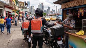 Los prestamistas suelen captar clientes en las calles y mediante volantes en los que ofrecen dinero rápido, fácil y sin trámites.