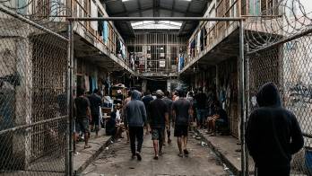 Las autoridades buscan desarticular un grupo criminal vinculado a homicidios, robos y la introducción de armas de fuego, drones y sustancias ilícitas a centros penitenciarios.