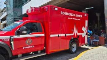 Bomberos especializados en materiales peligrosos realizaron maniobras de ventilación tras detectar una fuga de gas en un supermercado de la 12 de Octubre.