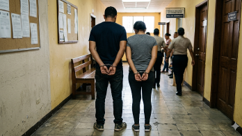 Formularon cargos contra un hombre y una mujer por los delitos de violencia de género e inviolabilidad de domicilio.