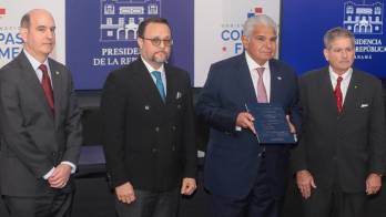 Momento en que los ministros entregan el informe al presidente Mulino.