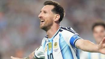 Messi celebrando luego de anotar su tercer gol.