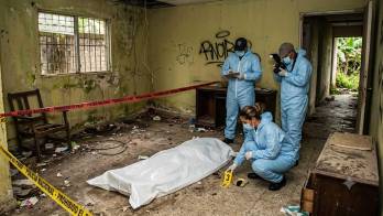 La alerta de residentes permitió a las autoridades ubicar el cadáver de un hombre cuya identidad aún no ha sido establecida.