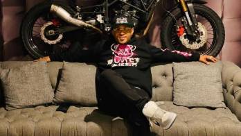 Critican a Mr. Saik por regalar sus zapatillas