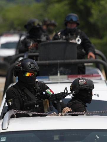 Fotografía de archivo donde se observa a varios miembros del Ejército Mexicano, Marina Armada de México, Guardia Nacional, Policía Estatal y la Unidad Canina de la FGE, durante un operativo.