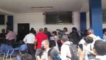 ¡Molestos! Le gritan mentirosa y hasta lanzan arroz a la ministra de Educación