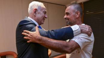 Yaniv a Netanyahu (d) fue recibido en la oficina del primer ministro, quien le abrazó y le tildó de “héroe”.