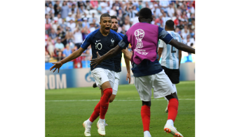 Francia derrota a Argentina en una exhibición de Mbappé y ya está en cuartos