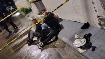 Tres ciudadanos fueron capturados tras intentar huir de una residencia donde presuntamente pretendían cometer un robo.
