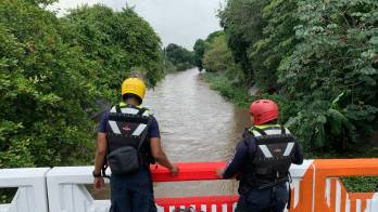 Los equipos de rescate suspendieron temporalmente la búsqueda y tienen previsto retomarla este viernes.