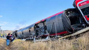 Los equipos de rescate trabajaron en la atención de las víctimas del choque ferroviario en Toledo.