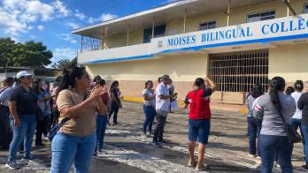 Padres y docentes protestaron en las afueras del Moisés Bilingual College, en Juan Díaz.
