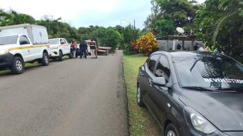 Familiares y vecinos permanecieron consternados por el hecho ocurrido la mañana de este martes.