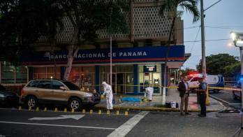 El hombre fue encontrado sin vida en la madrugada del sábado, a un costado del Banco Nacional, en Calidonia.