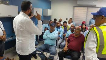 Funcionarios de la Gerencia Metropolitana del IDAAN recibieron la primera dotación de uniformes.