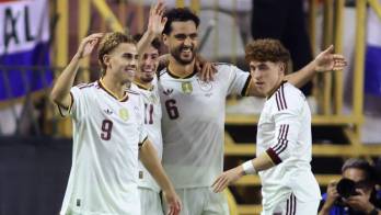 Los juagdores de España celebran uno de los goles de Mikel Merino.