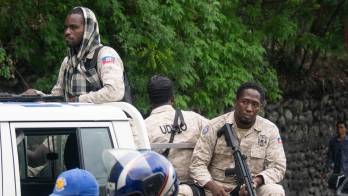 Integrantes de la Policía Nacional de Haití patrullan este viernes, tras la llegada de un contingente militar de El Salvador para ayudar en la búsqueda de cuatro soldados de ese país desaparecidos tras una emboscada, en Puerto Príncipe.