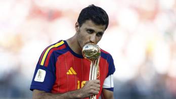 El centrocampista español Rodri posa con el trofeo al mejor jugador del torneo durante la ceremonia de premiación tras la final de la Copa Mundial de la FIFA 2026 entre España y Argentina.