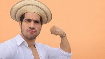 Elmis Castillo enfrenta el mayor reto de su carrera: rodar ‘Visa pal Mundial’ contrarreloj y con recursos limitados.